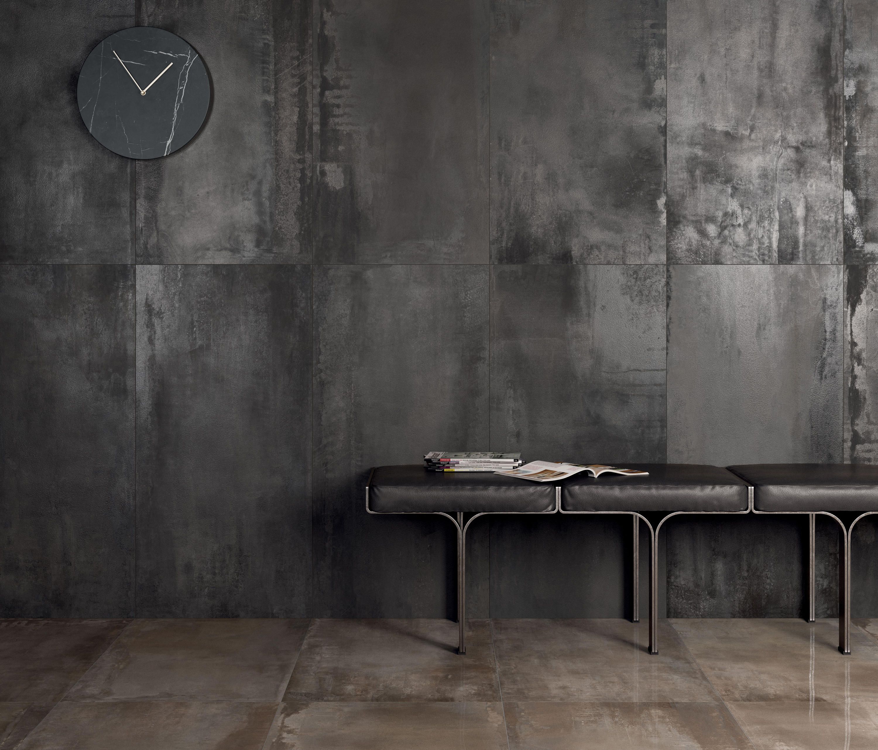 Płytki przypominające beton w salonie z wyposażeniem łazienek Bellamica