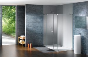 Funkcjonalny prysznic bez brodzika Huppe w salonie łazienkowym Bellamica