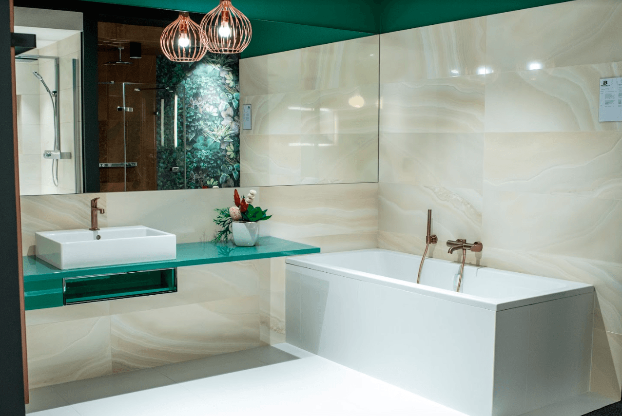 Projekt jasnej łazienki z turkusowym baltem z Bellamica