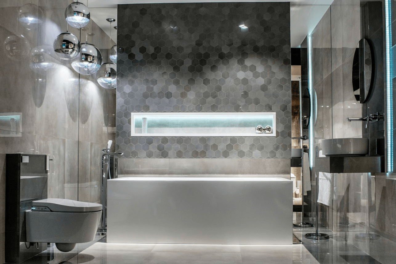 Nowocześnie wyposażona łazienka z płytkami-heksogenami w salonie Bellamica