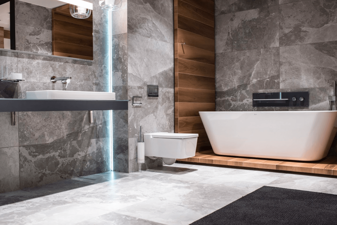 Nowoczesna łazienka z płytkami przypominającymi drewno z Bellamica