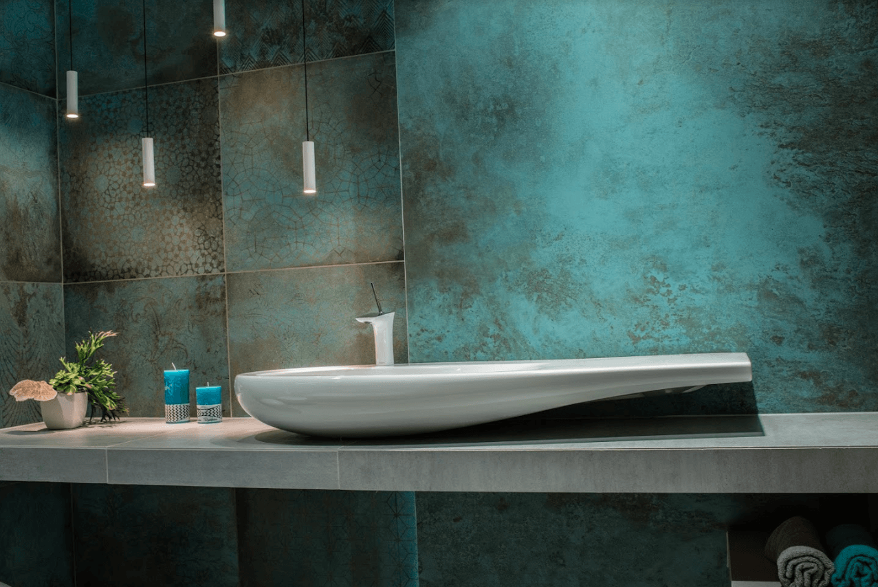 Włoskie, luksusowe płytki w salonie z wyposażeniem łazienek